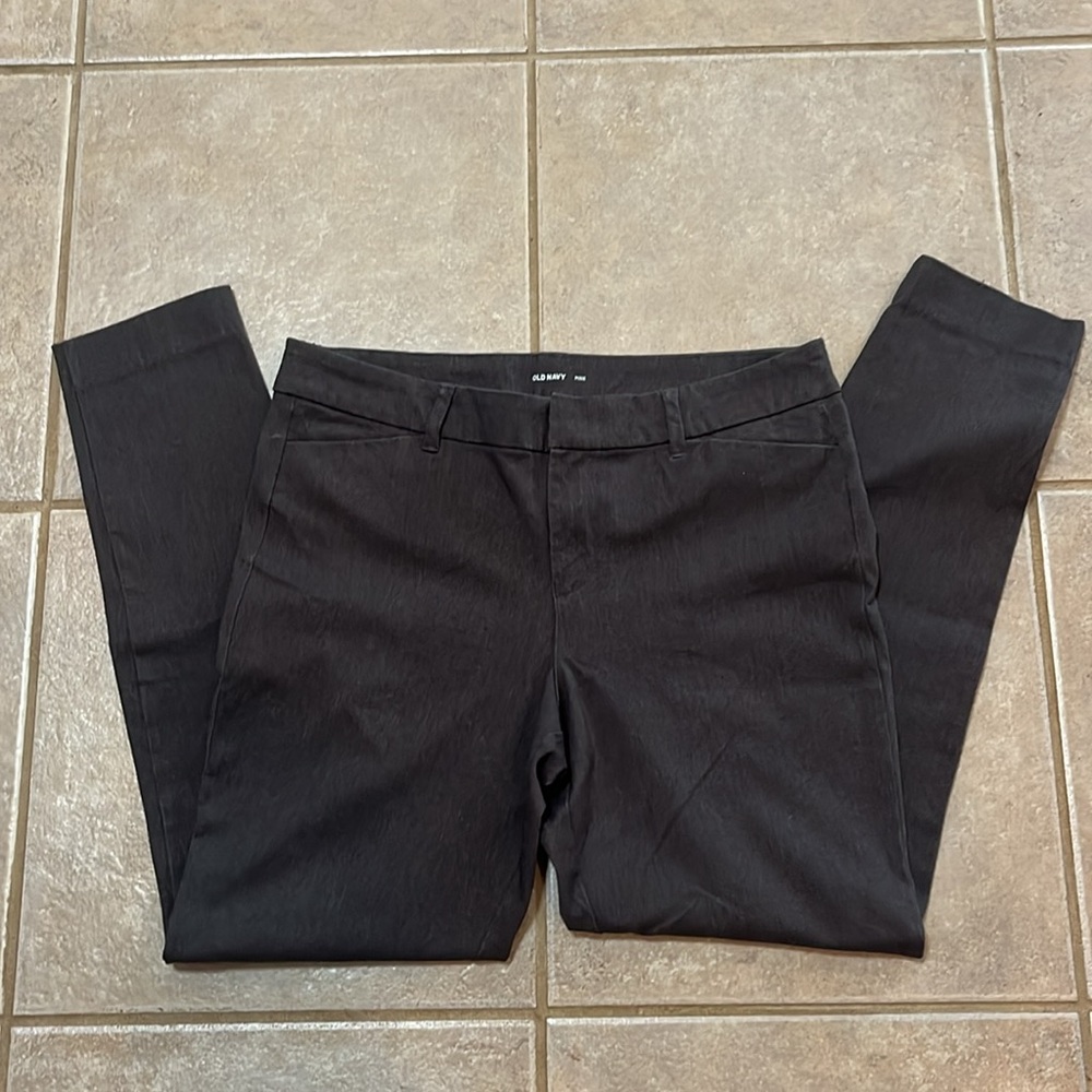 Old Navy Mid-Rise Pixie Pant in Gray